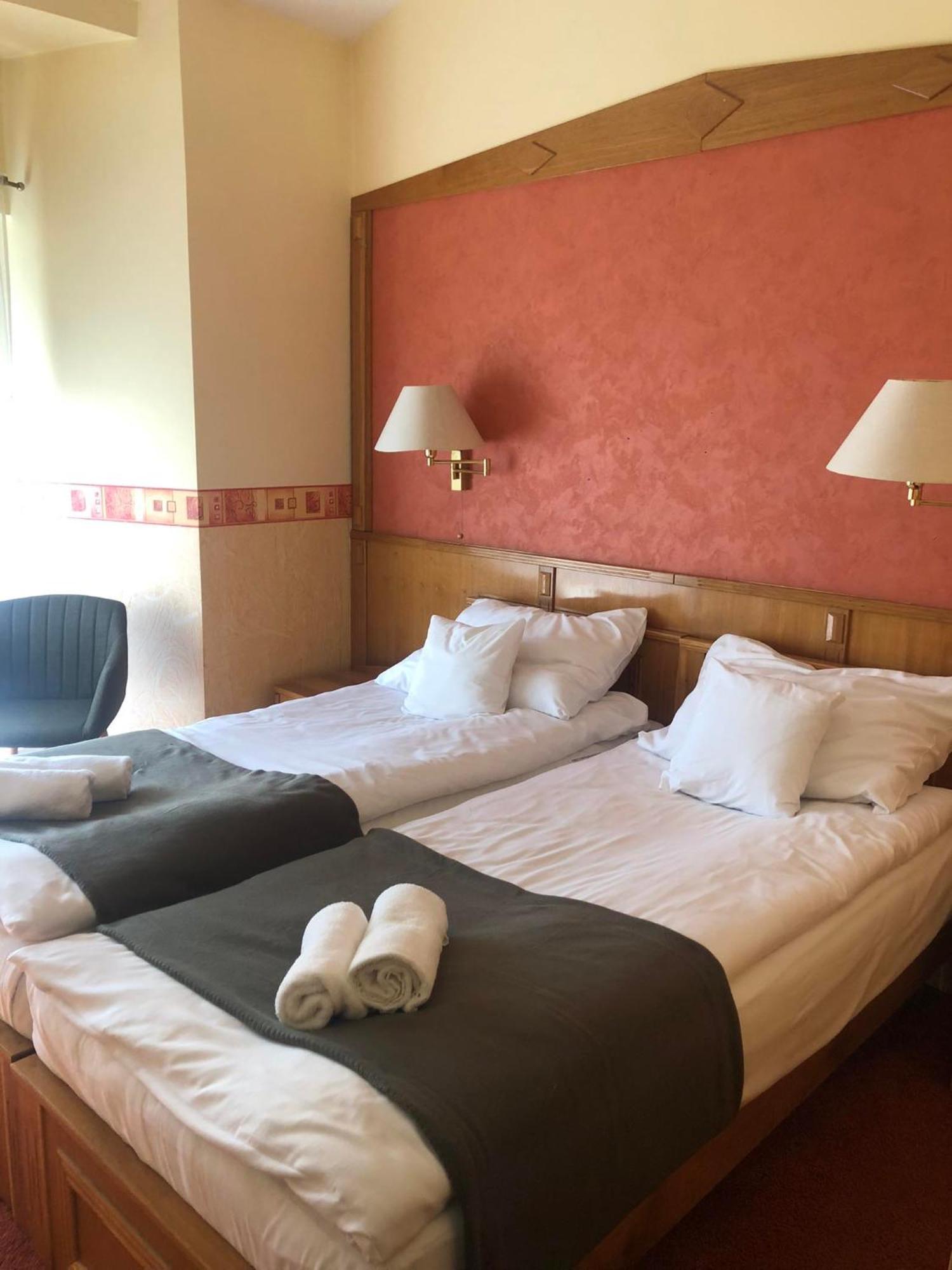 Hotel Kenguru Panzio à Hódmezővásárhely Extérieur photo