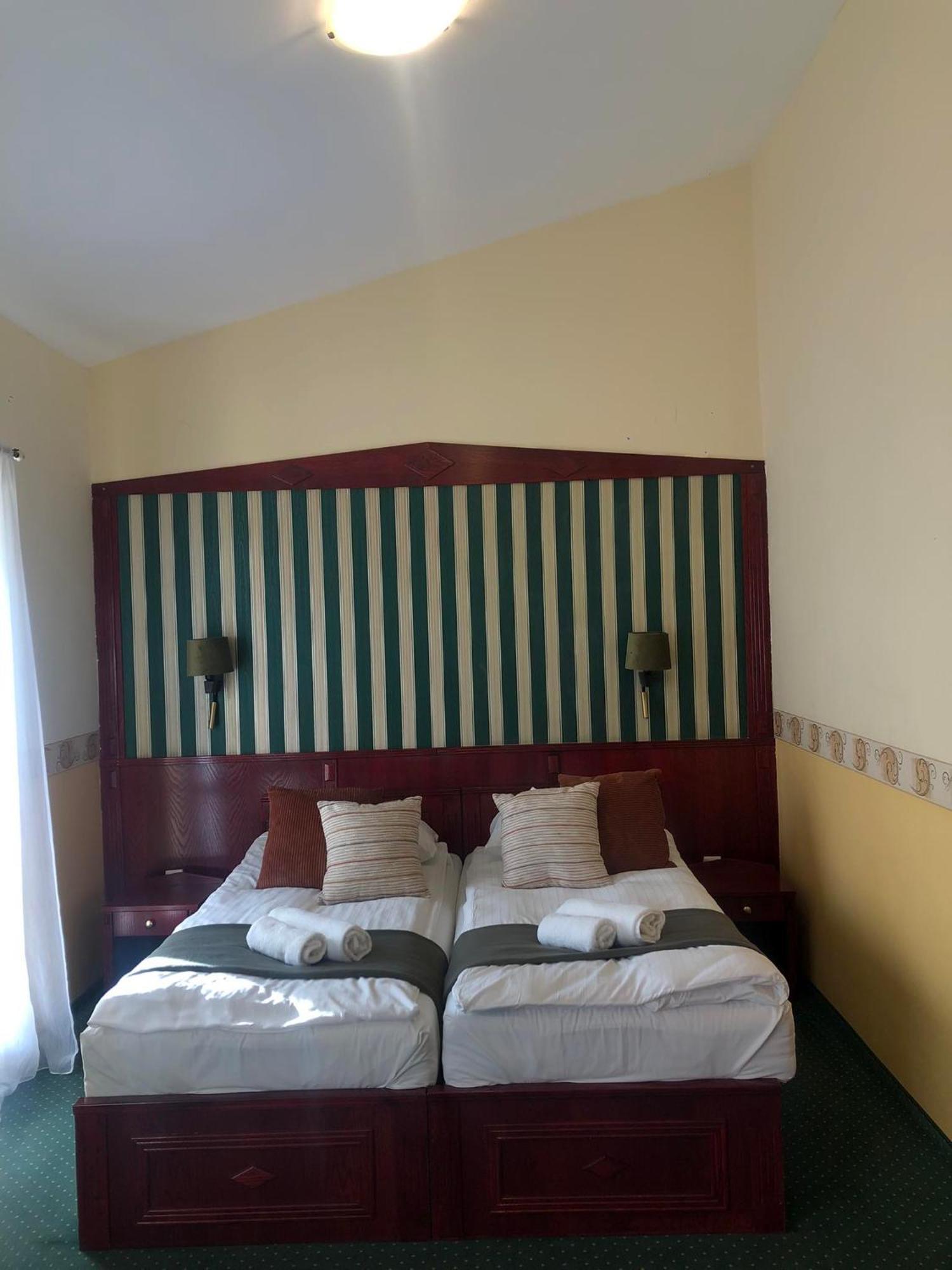 Hotel Kenguru Panzio à Hódmezővásárhely Extérieur photo