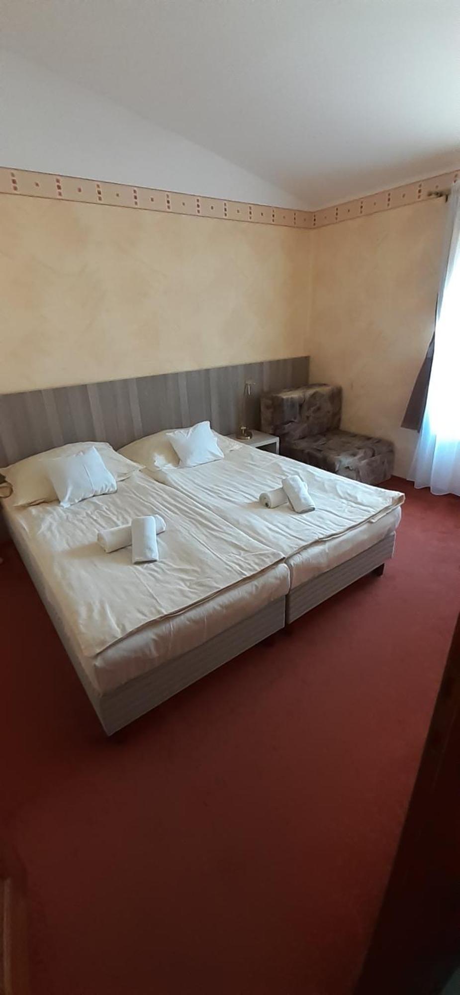 Hotel Kenguru Panzio à Hódmezővásárhely Extérieur photo