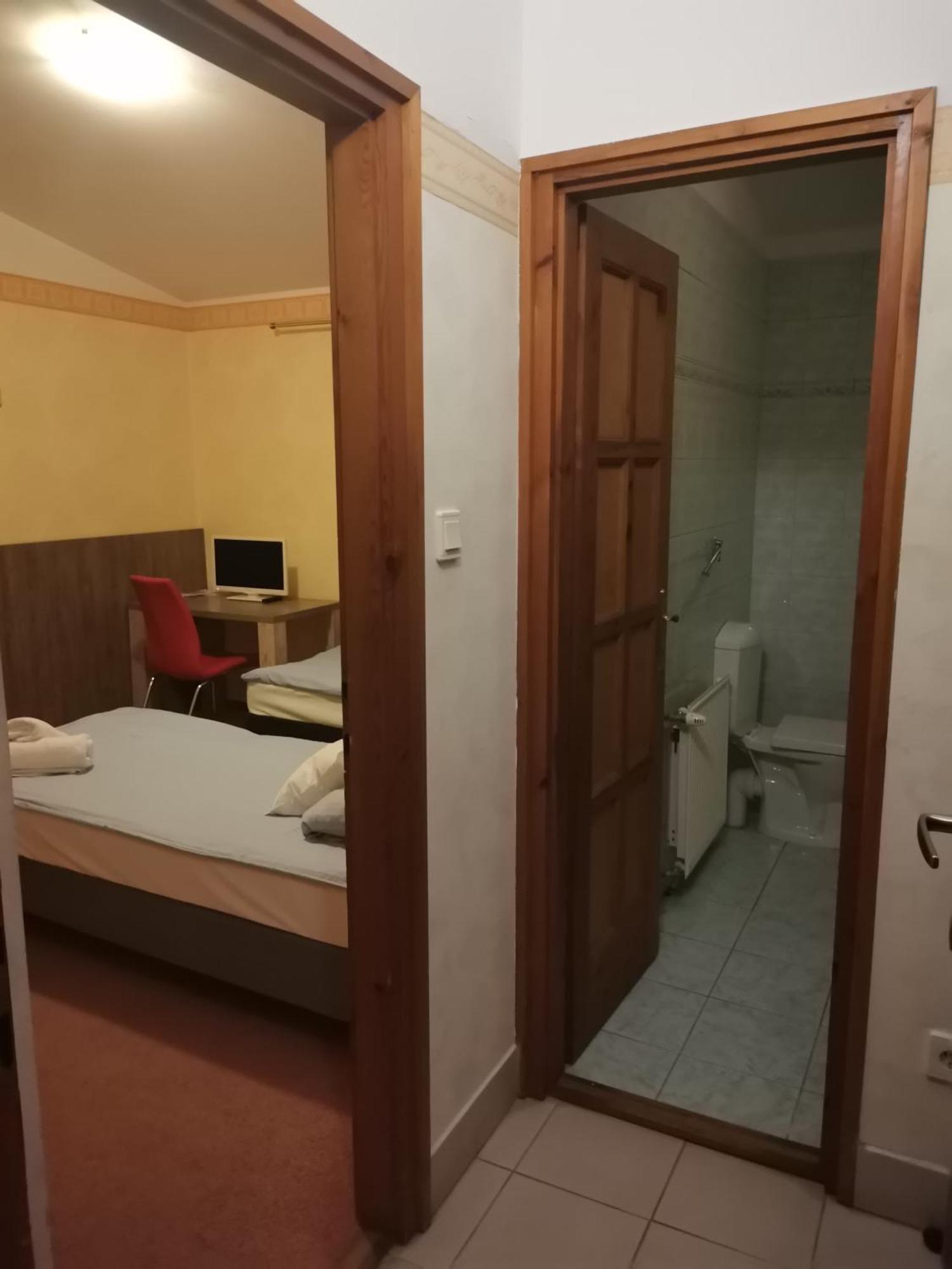 Hotel Kenguru Panzio à Hódmezővásárhely Extérieur photo